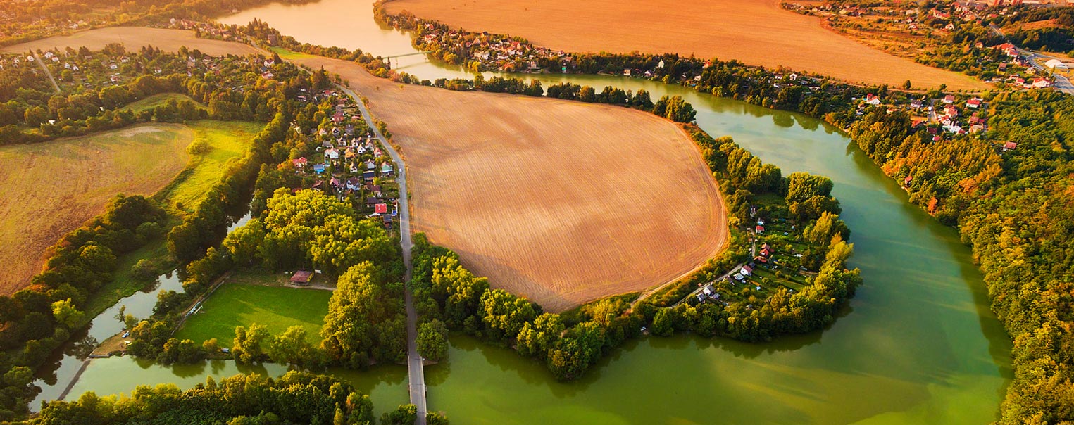 Luftaufnahme des Stausees Böhmisches Tal im Pilsener Vorort Litice